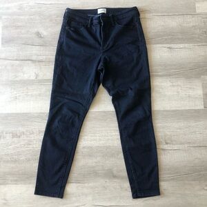 Universal Thread Navy Skinny Jeans. High rise 12/31R